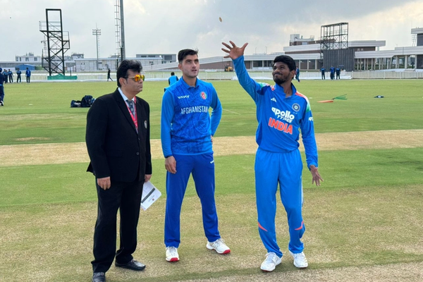 د افغانستان د کرېکټ ۱۹ کلنه لوبډله د هندۍ لوبډلې پر وړاندې توپ وهنه کوي