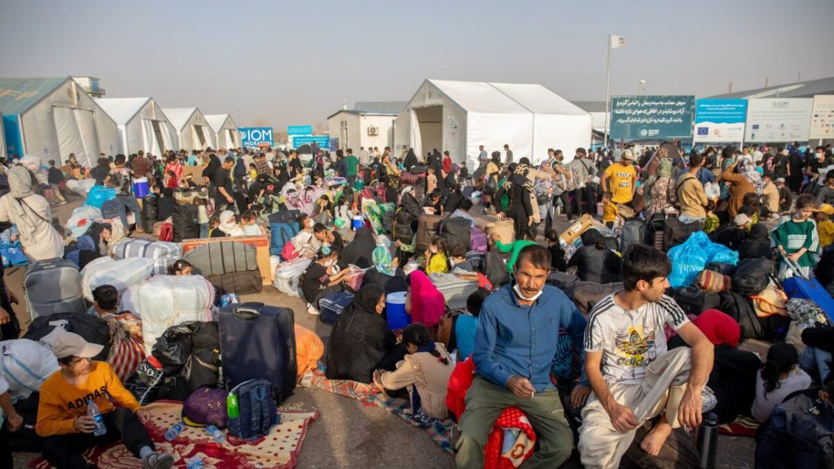 د بشري کړکېچ په اوج کې؛ تېر کال شاوخوا ۲،۸ مېلیونه افغان کډوال افغانستان ته ستانه شوي