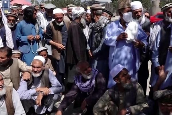 طالبان د پوهنې او دفاع وزارتونو متقاعدینو ته د تقاعد پيسو د ورکولو بهیر پیلوي