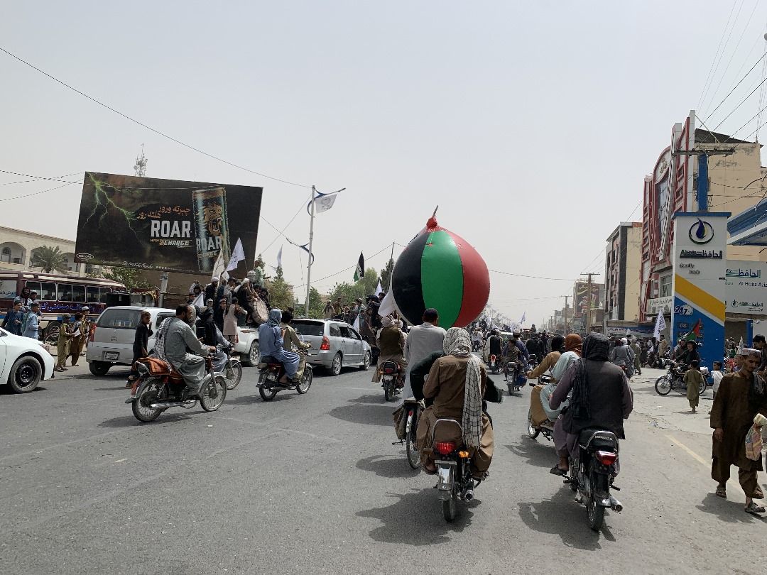 کندهار ښار له ښاریانو سره د جمهوریت او طالبانو ګډ بیرغ 