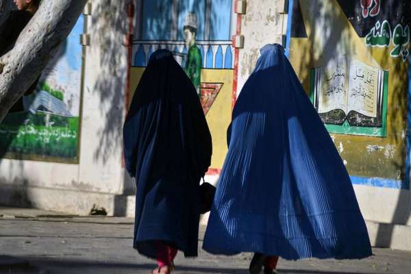 پر ښځو د بندیزونو لړ کې؛ طالبان وایي، کندهار کې یې پنځه مېرمنې له کورني تاوتریخوالي ژغورلي