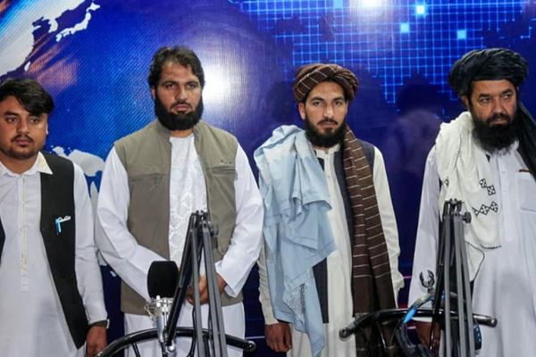 طالبانو د خپل پخواني مشر ملا عمر په نامه په میدان وردګ کې محلي راډیو فعاله کړې