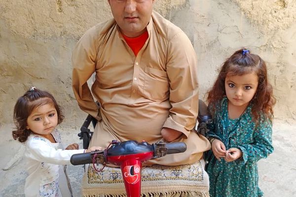د مخکني حکومت معلول سرتېری وايي، د طالبانو له ناسم چلند او سخت غربت څخه ځورېږي