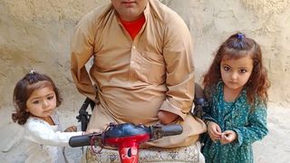 د مخکني حکومت معلول سرتېری وايي، د طالبانو له ناسم چلند او سخت غربت څخه ځورېږي