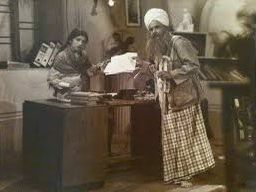 لتا منگیشکر از کودکی در نمایشهای هنری پدرش اجرا میکرد