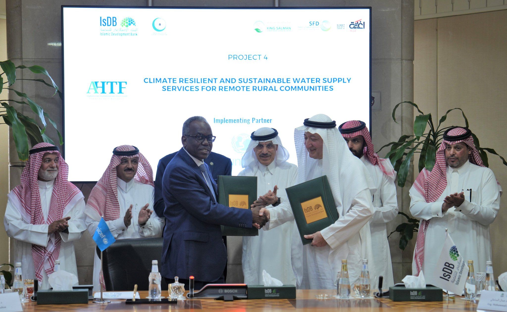 صندوق کمک‌های بشردوستانه بانک توسعه اسلامی بیش از ۲۴ میلیون دالر به افغانستان کمک کرد 