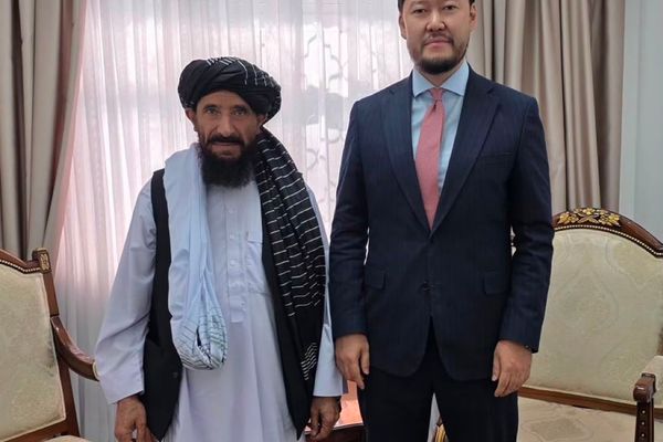په بشکېک کې د طالبانو سفیر له قرغزي چارواکو سره د اقتصادي همکاریو پر پراختیا خبرې کړې