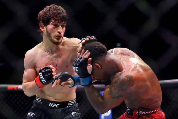 موسار اولوئف با شکست لرون مورفی، به مبارزه برای کمربند UFC نزدیک شد