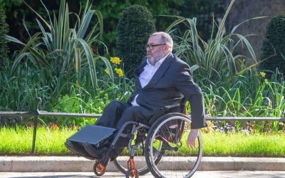 د برتانیې دفاع وزارت لوړپوړی چارواکی د افغان همکارنو د معلوماتو له افشا وروسته استعفا کوي