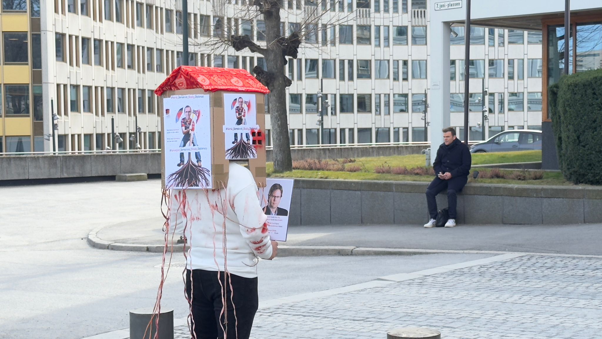 اعتراض در مقابل وزارت خارجه ناروی؛ مانع تسلیمی سفارت افغانستان به طالبان شوید