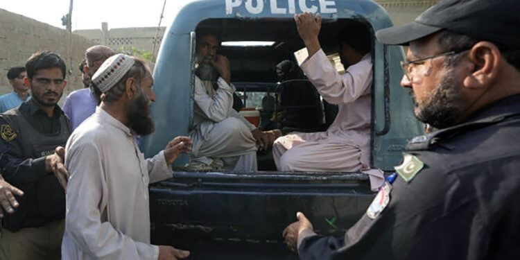 پاکستان ۱۷۹ افغان کډوال ایران ته د ناقانونه تګ پر مهال نیولي