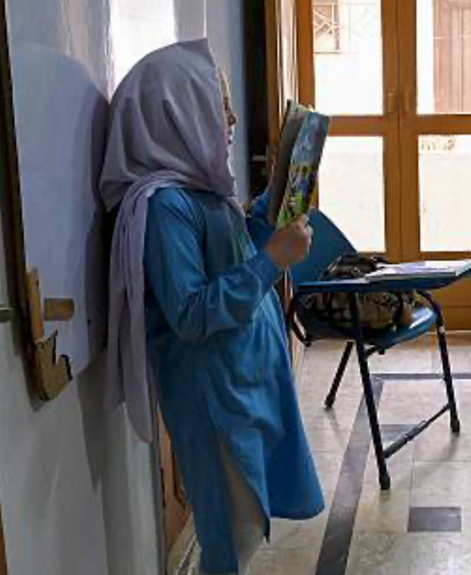 له پېښوره کابل ته روانه نجلۍ: «هلته خو مکتبونه بند دي، زه به څه کوم؟»