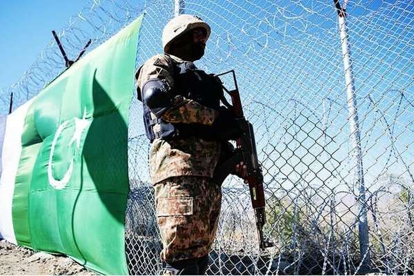 Pakistani Border Guards Arrest 120 Afghans; Hand Them Over To Taliban