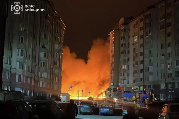 د اوکراین پلازمینه کېیف کې روسي ډرون الوتکو او توغندیو درې کسان ټپیان کړي