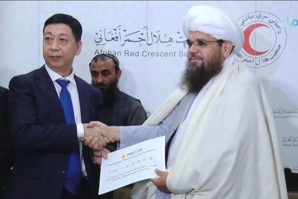 د چین سره صلیب په طبیعي پېښو کې له زیانمنو شویو افغانانو سره ۱۰۰ زره ډالره مرسته کړې