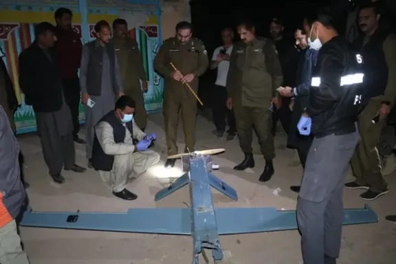 پاکستاني پولیس او ماموران د طالبانو د یوې ډرون الوتکې پاتې شوني معاینه کوي- انځور د سوشل میډیا