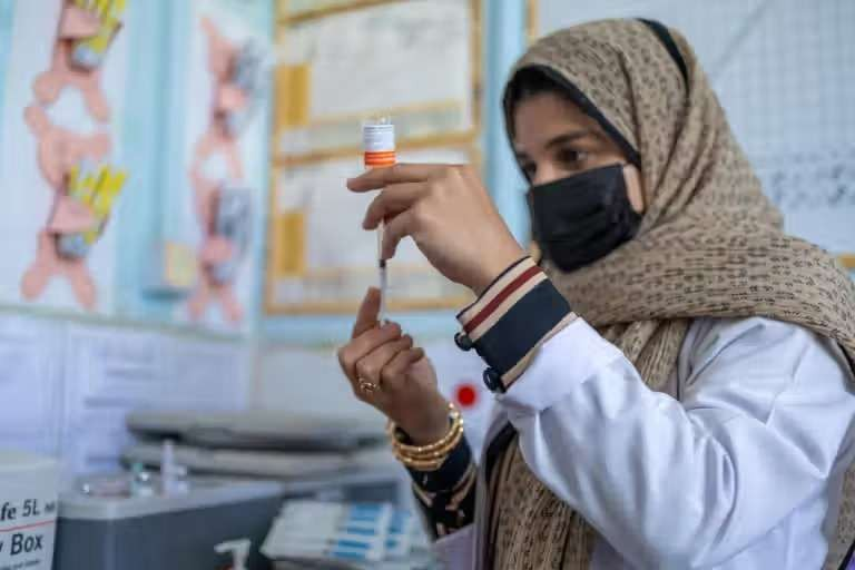 وسط غموض بشأن حصة النساء.. طالبان تبدأ توظيف نحو خمسة آلاف موظف في القطاع الصحي