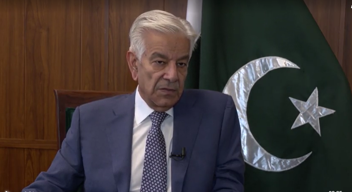 وزير الدفاع الباكستاني: التطورات الأخيرة توجب ضرورة عودة اللاجئين الأفغان إلى بلادهم