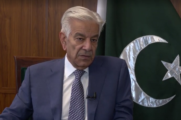 وزير الدفاع الباكستاني: التطورات الأخيرة توجب ضرورة عودة اللاجئين الأفغان إلى بلادهم