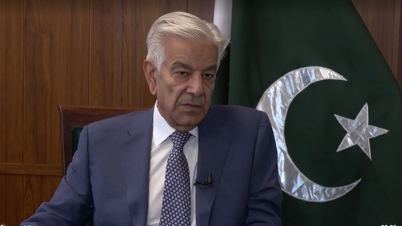 وزير الدفاع الباكستاني: التطورات الأخيرة توجب ضرورة عودة اللاجئين الأفغان إلى بلادهم
