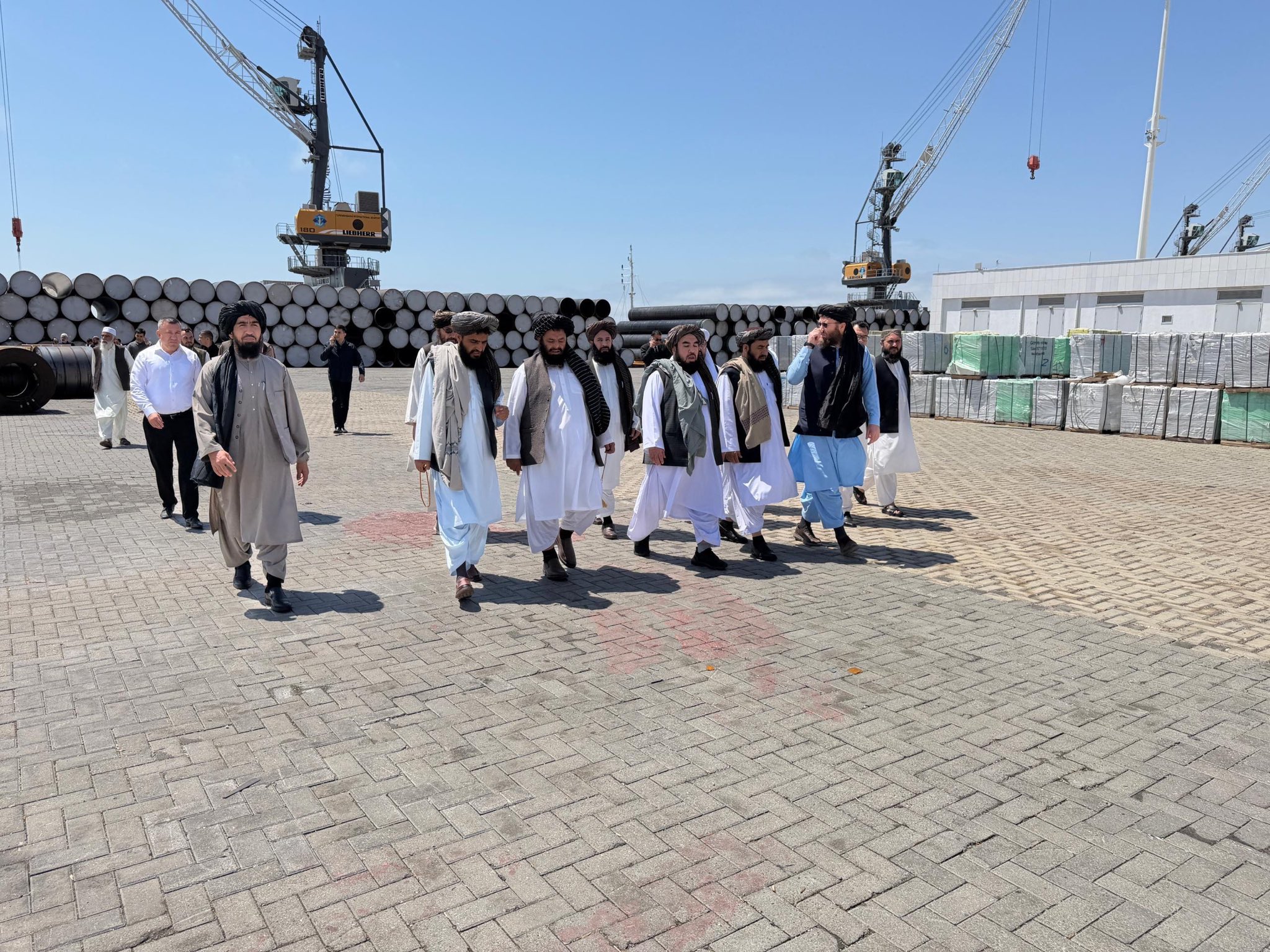 د طالبانو کانونو او پټرولیم وزیر په ترکمن‌باشي بندر کې د ټاپي پروژې د تجهیزاتو لېږد څارلی