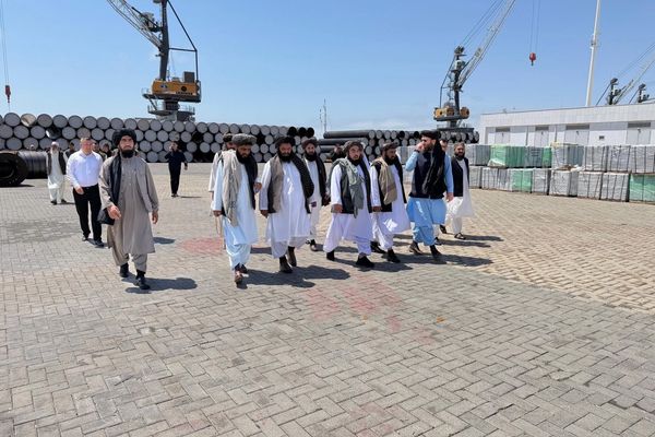 د طالبانو کانونو او پټرولیم وزیر په ترکمنباشي بندر کې د ټاپي پروژې د تجهیزاتو لېږد څارلی