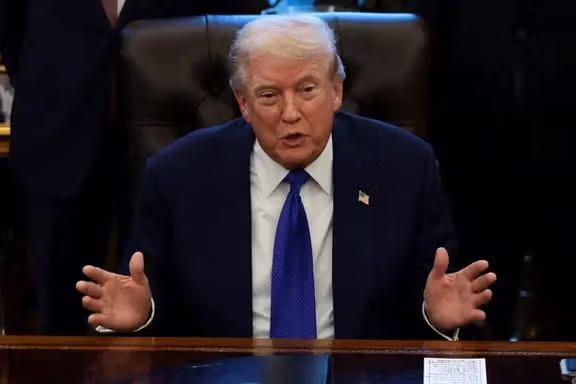 ټرمپ د نوي اجراییوي فرمان په صادرولو سره پر ایران اقتصادي او سیاسي فشارونه زیات کړل