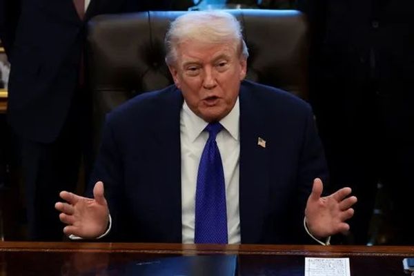 ټرمپ د نوي اجراییوي فرمان په صادرولو سره پر ایران اقتصادي او سیاسي فشارونه زیات کړل