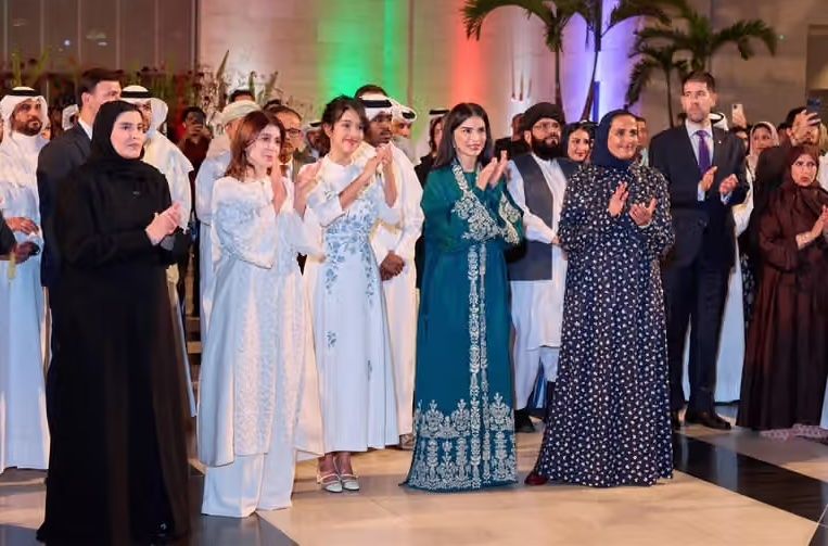 په دوحه کې د طالبانو سفیر د ښځو په منځ کې