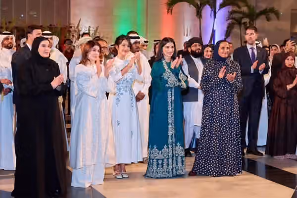 په دوحه کې د طالبانو سفیر د ښځو په منځ کې