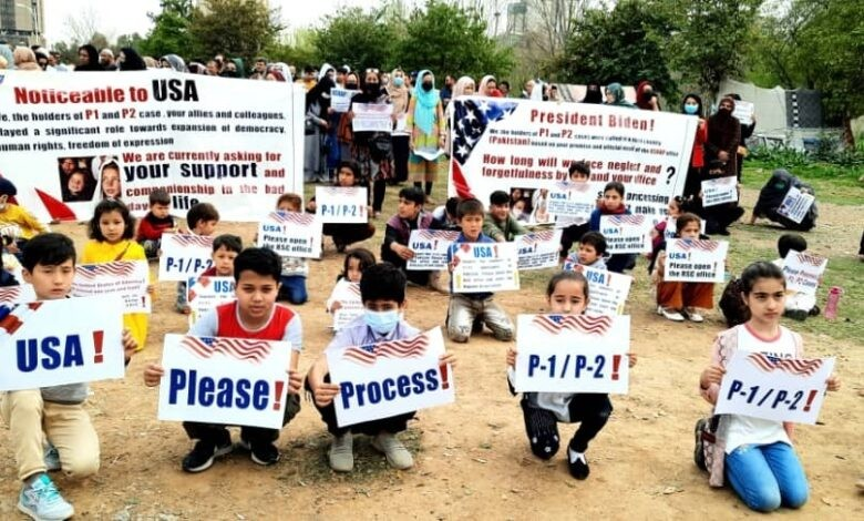 پاکستان کې مېشتو افغان کډوالو له دغه هېواده د جبري اېستلو لړۍ درولو غوښتنه کړې ده