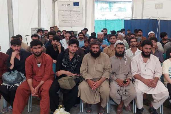 نږدې ۴۰۰ افغان کډوال د پاکستان له بندخونو ازاد شول
