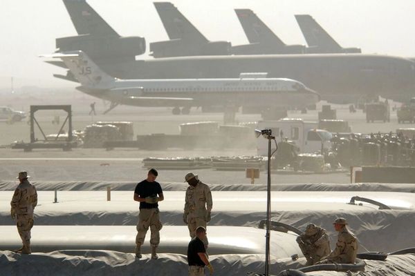 نيويارک ټايمز: امريکا له قطر او بحرين څخه خپل سلګونه پوځيان اېستلي