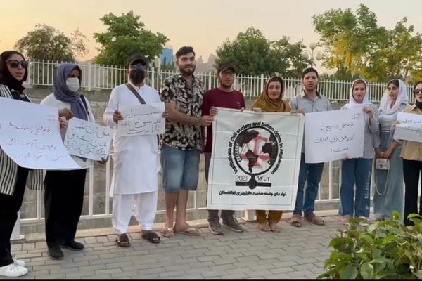 د خلیلزاد مېرمنې څرګندونو ته غبرګونونه: تاسو د مظلومو ښځو په زخمونو مالګې دوړولې دي.