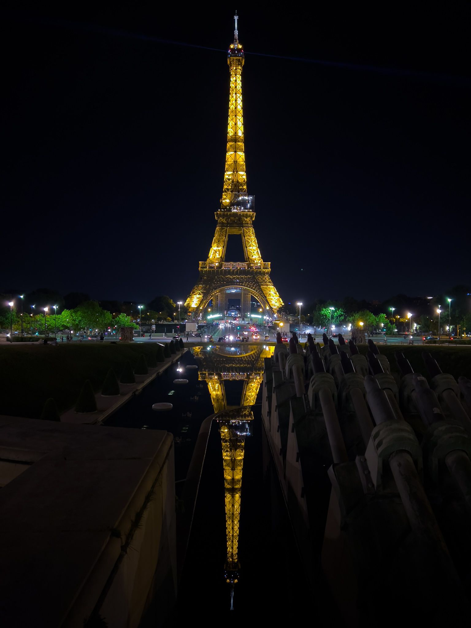 ادای احترام به قربانیان آموزشگاه کاج؛ تصویر مرضیه روی برج ایفل تابانده می‌شود