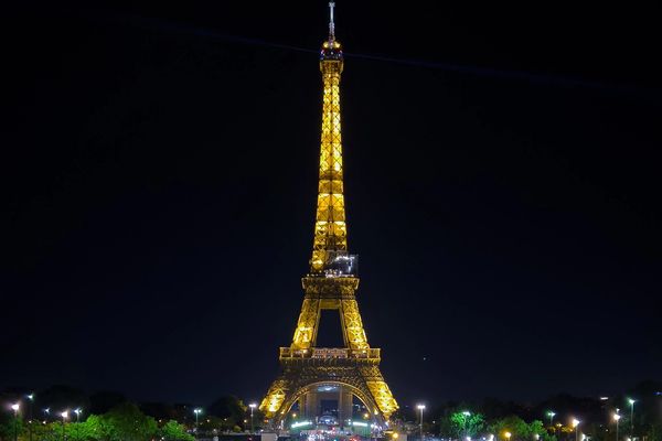 ادای احترام به قربانیان آموزشگاه کاج؛ تصویر مرضیه روی برج ایفل تابانده میشود