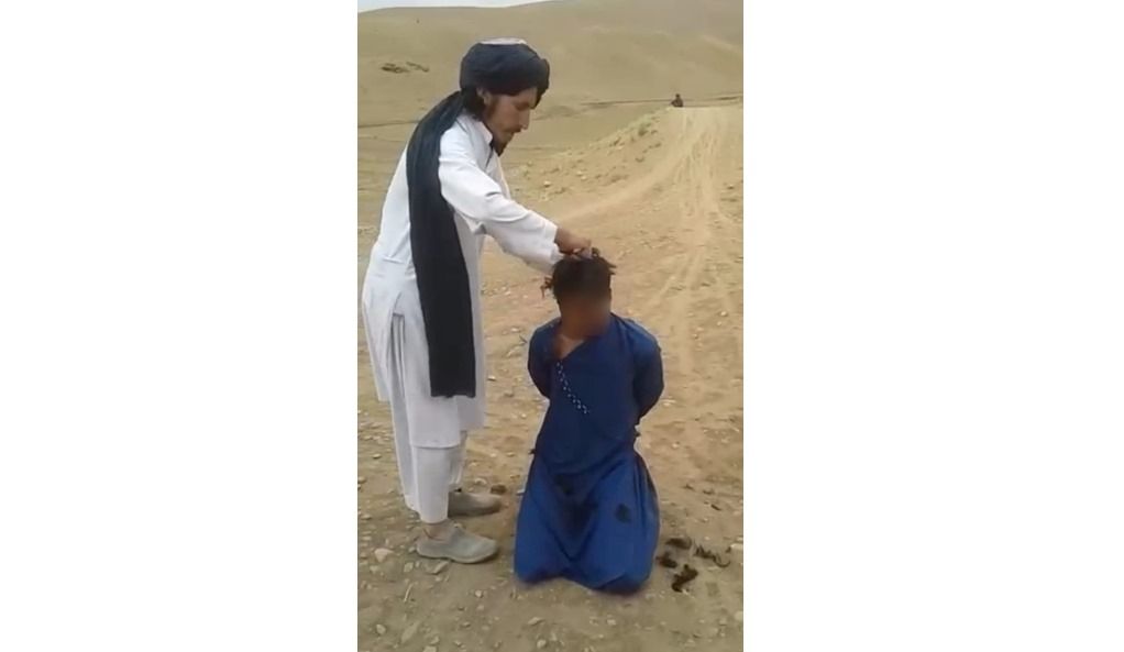 محتسب طالبان در غور دستان جوانی را از پشت بست و موهایش را قیچی زد