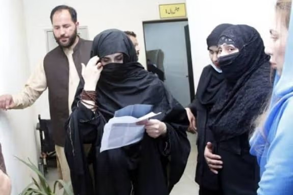 تحريک انصاف ګوند: د عمران خان مېرمن بشرا بيبي په پټه روغتون ته لېږدول شوې