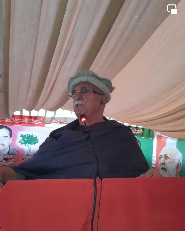 محمود خان اڅکزی د چمن پرلت په ملاتړ وايي خپل کور ته په پاسپورټ نشو تللی