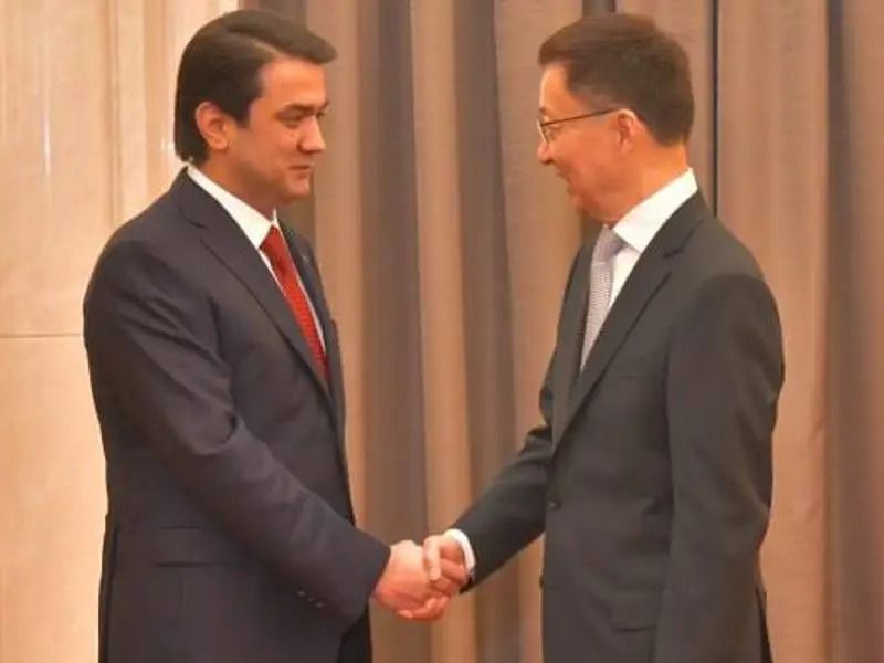 د چین او تاجکستان چارواکي پر افغانستان خبرو کې له ترهګرۍ سره د مبارزې پر پیاوړتیا سلا شول