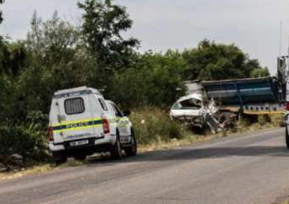 په سویلي افریقا کې د یوه بس او باروړونکې لارۍ د ټکر له امله ۱۱ کسان مړه شوي