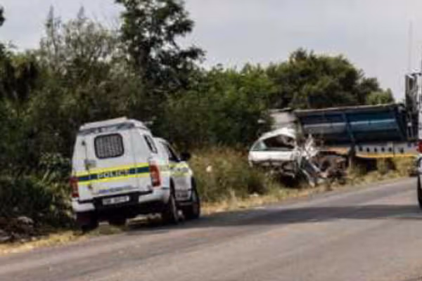 په سویلي افریقا کې د یوه بس او باروړونکې لارۍ د ټکر له امله ۱۱ کسان مړه شوي