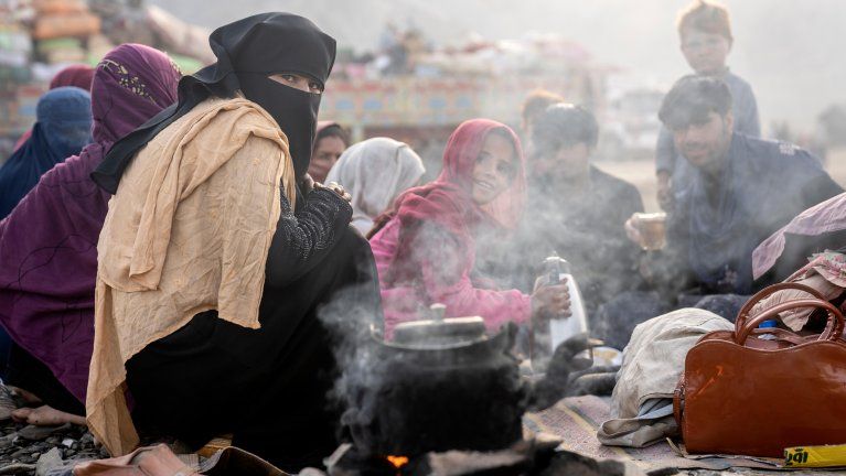 له کډوالۍ په زوره شړل؛ افغانان د ژوند او مرګ پر پوله