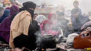 له کډوالۍ په زوره شړل؛ افغانان د ژوند او مرګ پر پوله