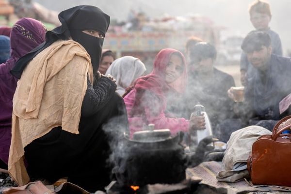 له کډوالۍ په زوره شړل؛ افغانان د ژوند او مرګ پر پوله