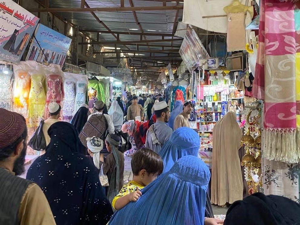 منابع می‌گویند طالبان در قندهار و هلمند نمایش لوازم آرایشی زنانه در دکان‌ها را ممنوع کرد