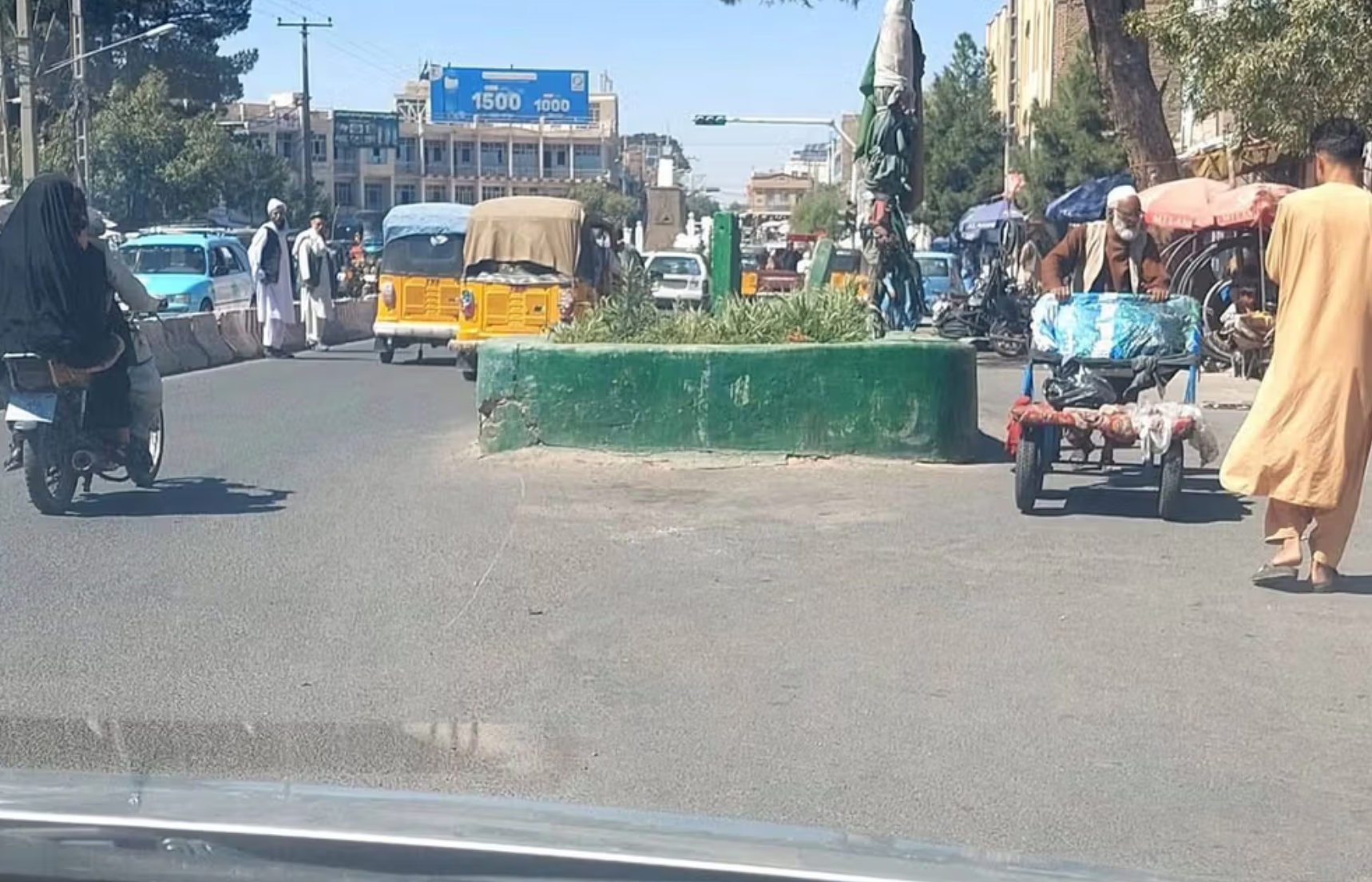 هرات کې د ټرافیکو اداره: له سړک څخه لرې شوی قبر  رښتينی نه و