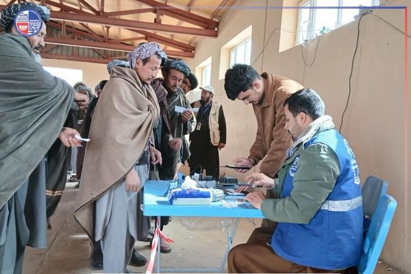 طالبان وايي په څلورو ولایتونو کې یې پر نږدې ۱۲ زره کورنیو نغدې او خوراکي مرستې وېشلې دي