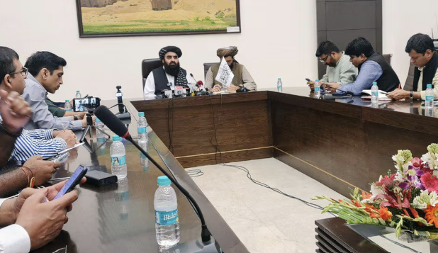 دهلی می‌گوید در برگزاری نشست خبری متقی که زنان از آن حذف شد نقشی نداشته است