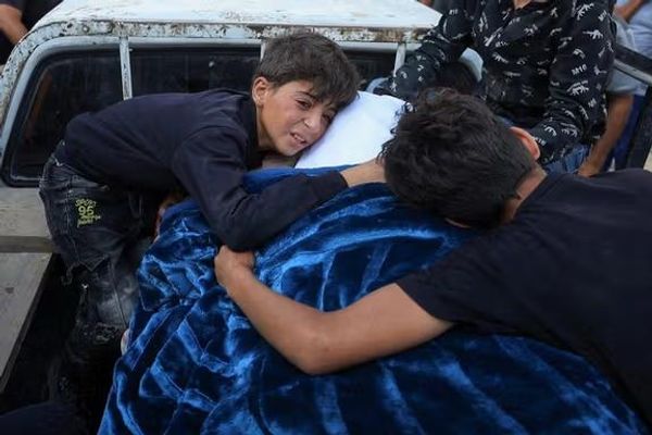 په غزه کې د اسراییل په بریدونو کې لږ تر لږه ۱۴۰ کسان وژل شوي دي